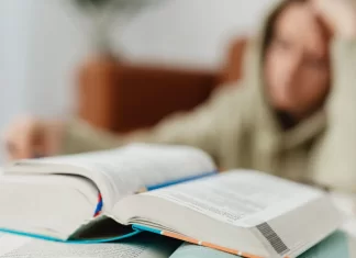 Co zrobić, gdy nie radzisz sobie z nauką na studiach 186-co-zrobic-gdy-nie-radzisz-sobie-z-nauka-na-studiach.webp