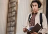 Jak wybrać odpowiednią specjalizację w trakcie studiów Student z teczką i słuchawkami przed budynkiem uniwersytetu.